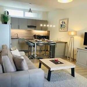 https://les-volets-rouges.fr-provencehotel.com
